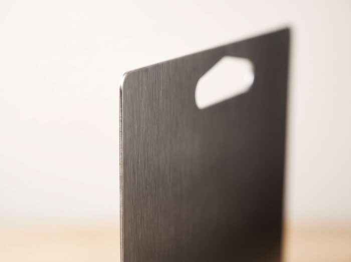 Stainless_steel_edge_close-up_2K_202609091646 لوح تقطيع ستانلس ستيل 304 — مقاس صغير