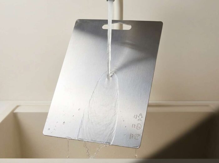 Stainless_steel_sheet_under_water_202609091652 لوح تقطيع ستانلس ستيل 304 — مقاس صغير